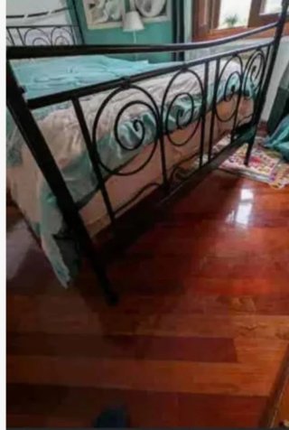 Cama de hierro negra con somier