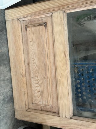 Puerta antigua de madera restaurada