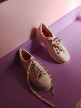 Zapatillas Blancas con suela alta con Cordones