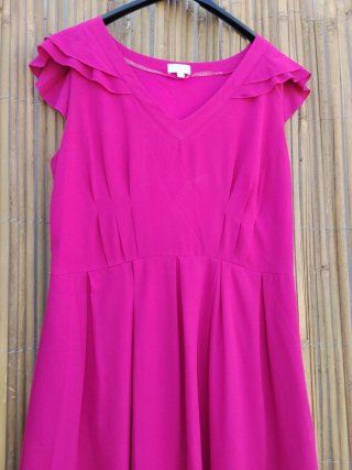 Vestido largo fucsia con volantes