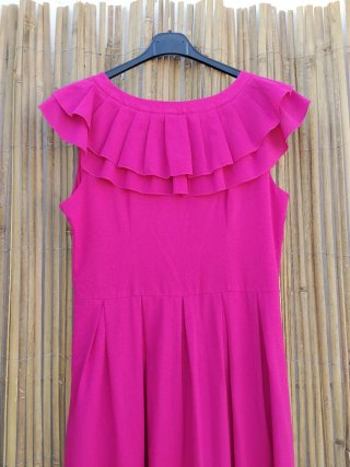 Vestido largo fucsia con volantes