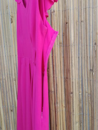 Vestido largo fucsia con volantes