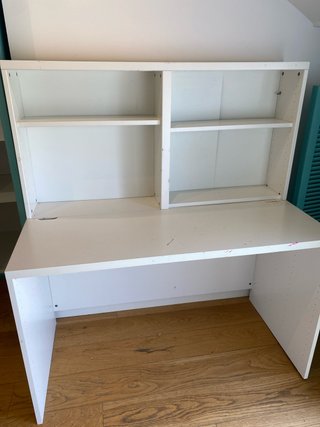 Escritorio blanco con estantería