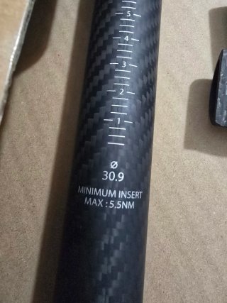 Tija Carbono ELITE ONE MASTER para bicicleta.