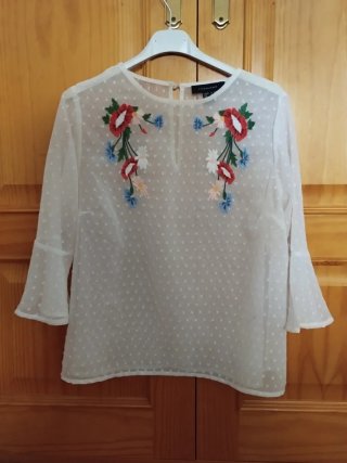 Blusa blanca Atmosphere flores bordadas M