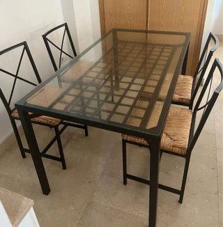 Mesa de cristal con 4 sillas