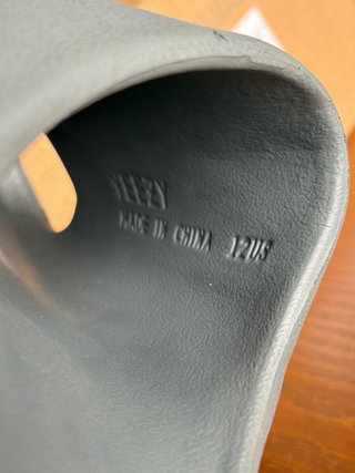 Chanclas Adidas Yeezy grises