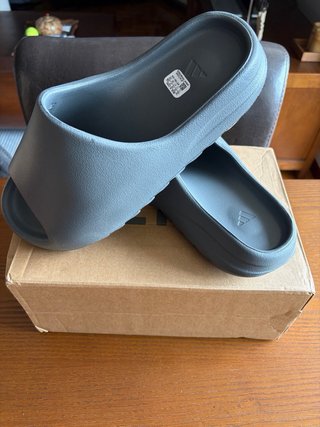 Chanclas Adidas Yeezy grises