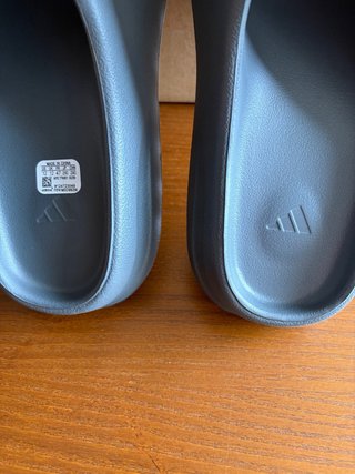 Chanclas Adidas Yeezy grises