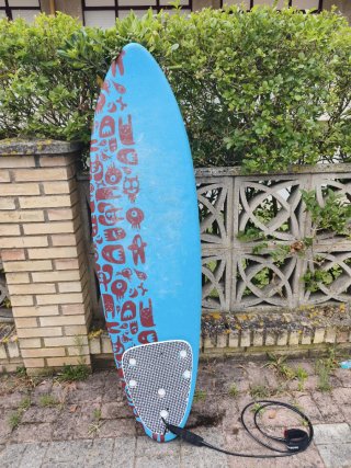 Tabla de surf azul con diseño