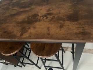 Mueble Bar con 2 Bancos