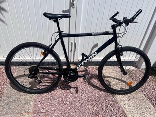 Bicicleta de montaña negra