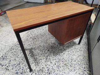 Escritorio madera y metal