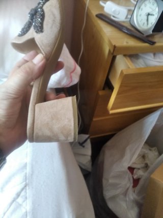Sandalias de mujer beige con mariposa