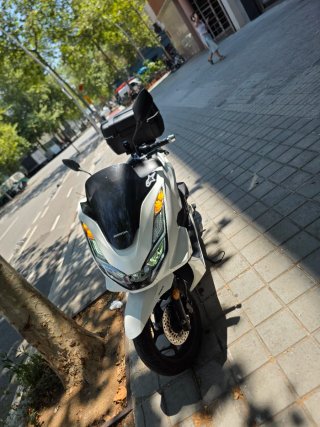 Honda PCX 125 Scooter Eléctrica Blanca