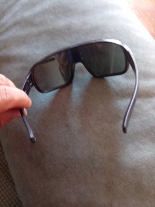 Gafas modernas negras y plateadas grandes