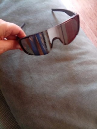 Gafas modernas negras y plateadas grandes
