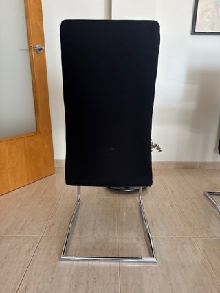 Sillas de comedor negras y plateadas
