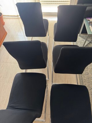 Sillas de comedor negras y plateadas