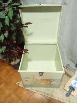 Cofre infantil de madera con ositos y triciclo