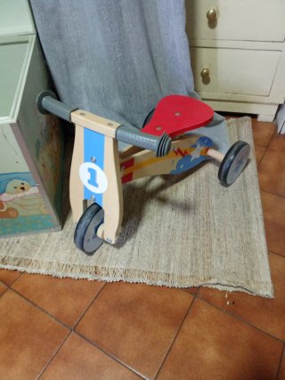 Cofre infantil de madera con ositos y triciclo