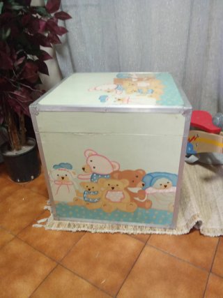 Cofre infantil de madera con ositos y triciclo