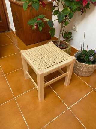Taburete de madera hecho a mano.