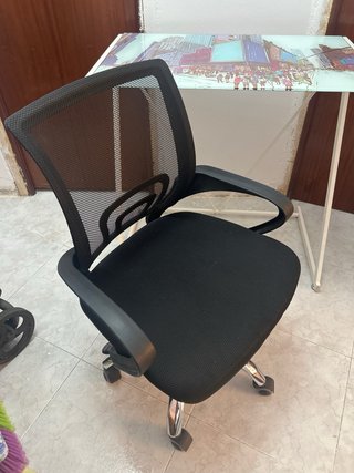 Tavolo da scrivania con sedia girevole e ruote