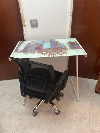 Tavolo da scrivania con sedia girevole e ruote