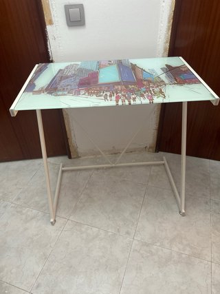 Tavolo da scrivania con sedia girevole e ruote