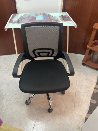 Tavolo da scrivania con sedia girevole e ruote
