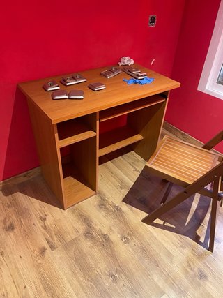 Escritorio de madera marrón