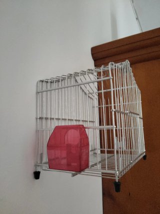 Jaula para pájaros de aluminio con bebedero rojo
