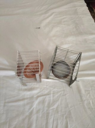 Jaula para pájaros de aluminio con bebedero rojo