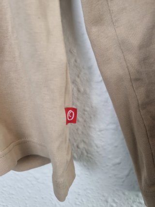 Camiseta beige manga larga