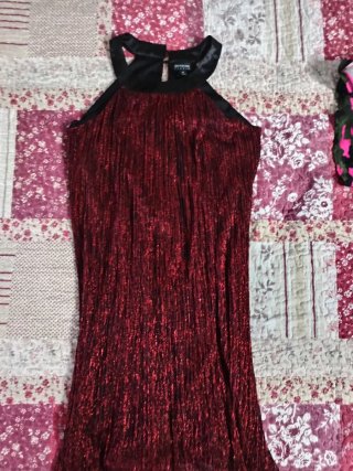 Vestido rojo para salir de fiesta, blusa verde y a