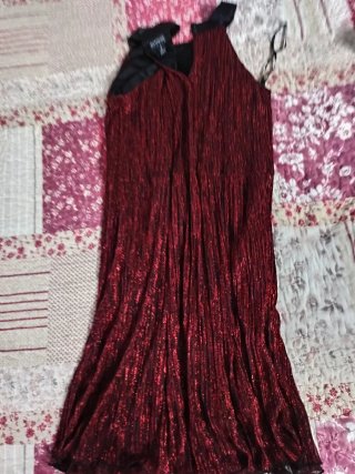 Vestido rojo para salir de fiesta, blusa verde y a