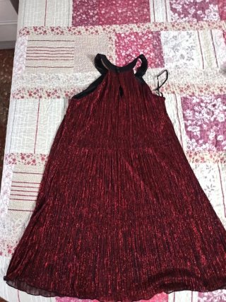 Vestido rojo para salir de fiesta, blusa verde y a