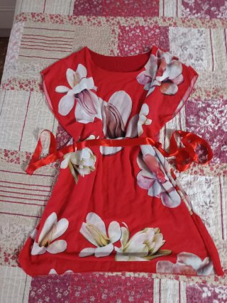 Vestido rojo para salir de fiesta, blusa verde y a