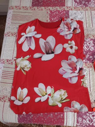 Vestido rojo para salir de fiesta, blusa verde y a