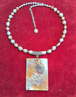 Collar de perlas y colgante de nácar