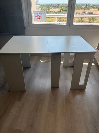 Mesa de salón extensible gris y blanca