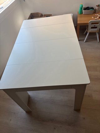 Mesa de salón extensible gris y blanca