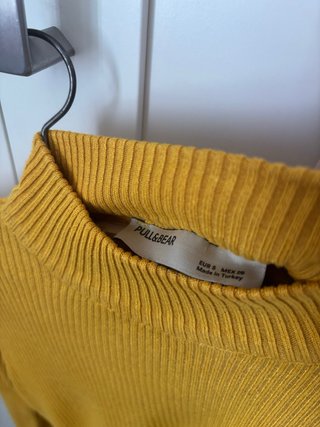 Jersey de lana acanalado amarillo.