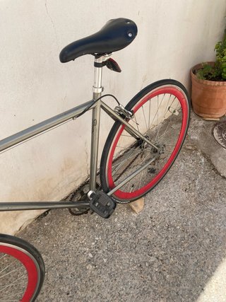 Bicicleta Fixie Gris con Ruedas Rojas