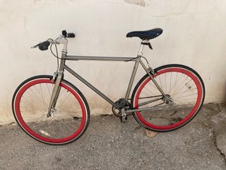 Bicicleta Fixie Gris con Ruedas Rojas