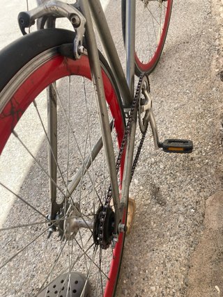 Bicicleta Fixie Gris con Ruedas Rojas