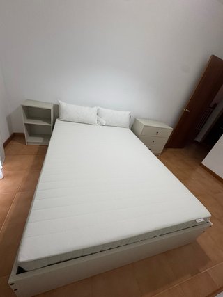 Conjunto Cama, Cómoda y Mesita IKEA GURSKEN