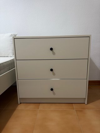 Conjunto Cama, Cómoda y Mesita IKEA GURSKEN
