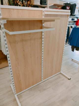 Arredo negozio abbigliamento legno e metallo